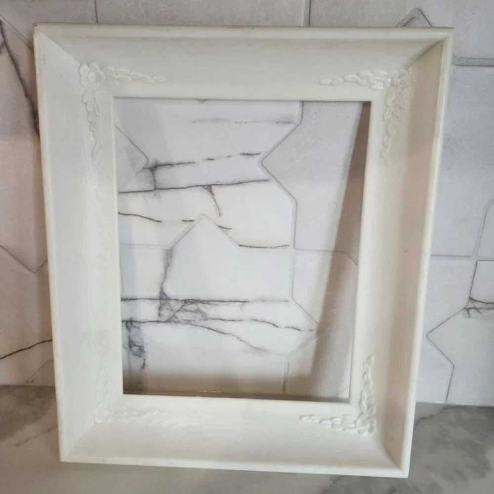 Vintage White Decorative Picture‎ Frame Ornate Floral accent plastic